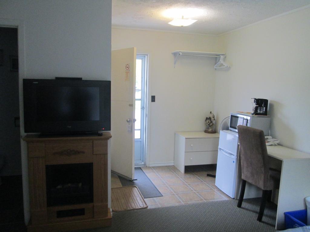 Temiskaming Shores Edgewater Motel And Campground חדר תמונה